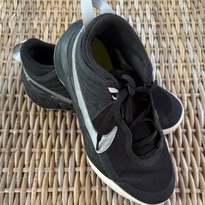 Nike Kids Hustled X-SU21 Sneakers Black and Gray Size 5.5y